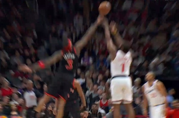 攻防压制！英格拉姆扑防大帽哈登 随后反击暴扣打停快船